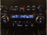 お車のキーはスマートキーです。キーを身につけた状態で車に近づき、ドアロックの解錠や施錠操作が出来ます。雨の日など両手がふさがっている時など、とっても便利ですね。