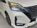 【LEDヘッドライト】悪天候や夜間走行時も良好な視界を確保し安心して運転できる高輝度LEDヘッドライトを装備!点灯速度が早く、消費電力も抑えられています。