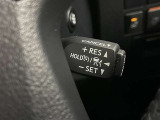 クルーズコントロール機能が付いています。 速度を設定するとアクセルを踏まなくても一定の速度で走ることができます。  高速道路ではとても便利な装置なんです。