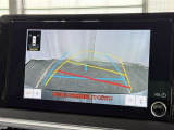 【バックガイドモニター】車両後方の映像をナビ画面に表示し、駐車などの後退操作をサポートします。