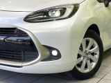 【LEDヘッドライト】悪天候や夜間走行時も良好な視界を確保し安心して運転できる高輝度LEDヘッドライトを装備!点灯速度が早く、消費電力も抑えられています。