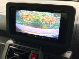 【バックカメラ】駐車時に後方がリアルタイム映像で確認できます。大型商業施設や立体駐車場での駐車時や、夜間のバック時に大活躍!運転スキルに関わらず、今や必須となった装備のひとつです!
