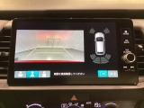 バックでの車庫入れも安心です!リアカメラが付いているバックモニター付のナビディスプレイを装備しております。バンパーについているソナーや、操作線もついており距離感も画面から確認できます。