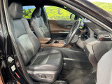 運転席まわりには十分なスペースがあり、大柄な方でもゆったり運転していただける環境です。