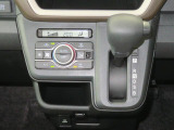 オートエアコンで暑い夏も寒い冬も快適な車内で運転出来ます。