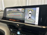 こちらのバックカメラは画面にラインが表示されておりますので、バック時のクルマの進行方向の目安になります。より高いレベルで車庫入れをサポートする、便利な機能ですね。