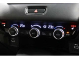 運転席と助手席の温度設定の変更が可能な左右独立タイプのデュアルエアコンです♪♪♪暑がりな人・寒がりな人も誰もが車内を快適にお過ごしいただけます♪♪♪