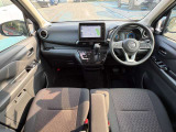 広々とした運転席で快適なドライブをお楽しみください