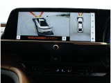 サイドクリアランスビュー表示中に、旋回時の運転操作に合わせて自動で車両を斜め後方から見たような映像を表示。