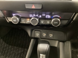 オートエアコンがついてますので、お好みの温度をセットするだけで風の強さや風量を自動で調整します。スイッチやダイヤル類も簡単操作で快適に過ごせます。