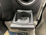 運転席と助手席には、格納式のドリンクホルダーが装備されています。