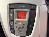【オートエアコン】一度お好みの温度に設定すれば、車内の温度を検知し風量や温度を自動で調整。暑い&hellip;寒い&hellip;と何度もスイッチ操作をする必要はありません。快適な車内空間には必須の機能ですね♪