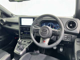 ドライバーファーストのコックピットを実現するために、スペースやレイアウトの工夫を施すことで、運転に集中しやすく、走りを存分に楽しめる設計になっています。