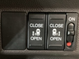 【両側パワースライドドア】両側がパワースライドドアになっており、運転席のスイッチやスマートキーでも開閉が可能です!開口部も広いので乗り降りも楽々♪