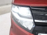 ハイビームで走行中、対向車を検知し操作することなく部分的に遮光する、ADB(アダプティブドライビングビーム)を装備。対向車に眩しい思いをさせることなく、ハイビームの視認性を確保します。