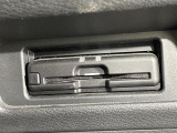 【ETC】有料道路を利用する際に料金所で停止することなく通過できる、ETC車載器(ノンストップ自動料金収受システム機器)が装備されています。セットアップを行うことで利用可能になります。