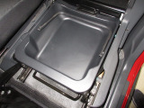 助手席下には、収納BOXが装備されておりシューズなどをしまって置くことが出来ます。また取り外せますので汚れ物を洗い場まで持って行けて便利ですね!