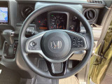 【ハンドル】運転にかかわる様々な操作を安全に行えるように視点移動が少なく、操作性に配慮されたスイッチ類が凝縮されたコックピット。