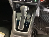 シンプルでとても使いやすいフロアシフトに、パーキングブレーキはフットタイプです。