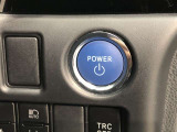 エンジンスタートスイッチです。キーが車内にあれば、エンジンの始動や停止はスイッチを押すだけ!キーを取り出す手間を省き、ワンプッシュで操作できるので簡単でスムーズです。