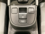 セレクトレバーの下に電子制御パーキングブレーキがあります。スイッチひとつで、停車した地点の傾斜などをシステムが検知・判断してブレーキ力を自動的に最適制御し、しっかり停車できるパーキングシステムです。