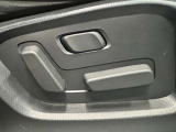 【パワーシート】電動でシートポジションの変更が可能です。手動式より細かくシート設定が可能ですのでより快適な姿勢でドライブを楽しんで頂けるでしょう。