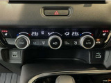 オートエアコンは左右席で独立温度コントロールが可能です。運転席はキンキンに冷やして助手席はマイルドにと言った設定が可能です☆暑さ寒さでケンカすることもなくなりますね♪
