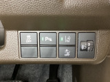 ハンドルの右側にはヘットライトリベライザーとHondaセンシング用のメインスイッチがついています。ヘッドライトリベライザーは道路状況や積荷の加重に応じてライトの高さを調節できます。