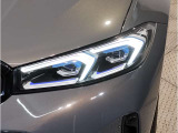 BMWの伝統の丸目4灯ヘッドライトでございます。LEDライトで視認性もよく明るく安全性の向上につながります。
