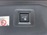 パワーバックドアです。荷物を持っていても、ボタンを押すだけで簡単に開閉ができます。