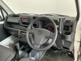 【インパネ】運転のしやすさを最優先に設計された見晴らしの良いフロントビュー。車両間隔が掴みやすく狭い道でも安心♪「安全」と「品質」を最優先に、安心してお乗りいただけるクルマを提供いたします。