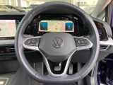 上質な本革を採用したステアリングホイールです。このなめらかな手触りは上位モデルと同じ質感となっており、運転操作がしやすいデザイン設計となっております。
