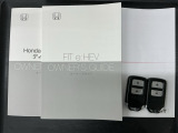 スマートキーは鍵をバッグに入れたままでもドアロックの開閉やエンジンのON・OFFができます。夜間や雨の日も鍵を探さなくて良いので便利です。