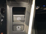 HOLD機能付きの電動パーキングブレーキ。HOLD機能を使用すると、信号待ちなどでフットブレーキから足を放しても、車は動かずそのまま停車してくれます。ドライブなど足が疲れた時には便利な機能です。