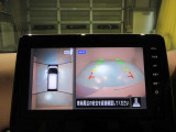 上から丸見え!アラウンドビューカメラです。お車の周りを写します。もちろん後退時には右画面に大きく表示します。