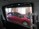 ロールサンシェードが装備されております。日差しを和らげるだけでなく、プライバシー保護にも役立ちます。