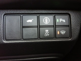パーキングセンサーや横滑りを防ぐVSA等のスイッチ類は運転席の右側、手の届きやすい位置にあります。