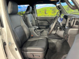 運転席まわりには十分なスペースがあり、大柄な方でもゆったり運転していただける環境です。