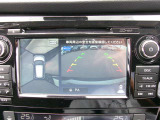 アラウンドビューモニターも装備しております。ご覧のように車体を真上か見たような映像なので、車庫入れの苦手なお客様ももうご心配いりません。