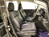 運転席は8WAYの電動パワーシートになっています。電動で前後のスライドやシートハイト、背もたれのリクライニングの調節ができ、微調整もききますのでお好みのシート位置に合わせることができます。