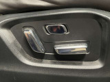 【パワーシート】電動でシートポジションの変更が可能です。手動式より細かくシート設定が可能ですのでより快適な姿勢でドライブを楽しんで頂けるでしょう。