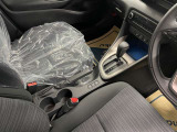 運転席と助手席の間のセンターコンソールにカップホルダー2つあります(^^♪