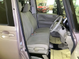 【ベンチシート】運転席と助手席の移動もスムーズ!狭い駐車場での乗り降りや、お子様の乗り降りにも便利です。座席の間にコンソールボックスやドリンクホルダーがないため、車内空間が広く感じます。