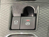 指先だけで簡単に操作が可能な電動パーキングブレーキを採用。「HOLD」スイッチを押すと、渋滞や信号待ちなどでブレーキペダルから足を離しても、ブレーキを保持するので安心です