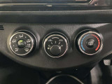 シンプルで使いやすい位置にスイッチがあるマニュアルエアコン搭載車です