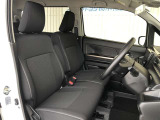 インテリア・シートカラーはブラック!ゆったり座れるフロントベンチシートを採用!運転席はシートヒーター付きです!