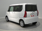 【ナナメ後ろ(左後)】スライドドアを採用しているため、隣の車を気にせずドアを開閉できます。風の強い日でも安心して乗り降りが可能です。