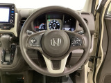 ハンドルにHondaセンシング系のクルーズコントロールやレーンキープアシストなどのスイッチと、オーディオの操作スイッチが装備されています。ハンドルから手を離さず安全に操作できます。