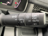 ■オートライト■車外の明るさに応じて、自動的にライトの点灯・消灯をしてくれます。トンネルが続くような道でも、いちいちライトスイッチを操作する必要がありません。消し忘れの心配もありません。