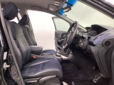女性でも運転がしやすいように、シートの高さ調整機能(シートリフター)がついています。広い足元にゆったり座れるシートには肘掛も装備しており長距離の運転でも疲れにくいシートです。